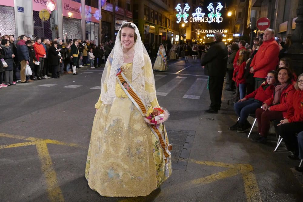 Así desfiló Sofía Soler y la comitiva oficial en la Ofrenda