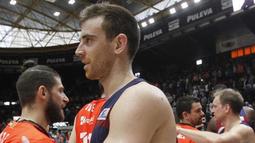 Claver saluda a sus excompañeros en el Valencia Basket