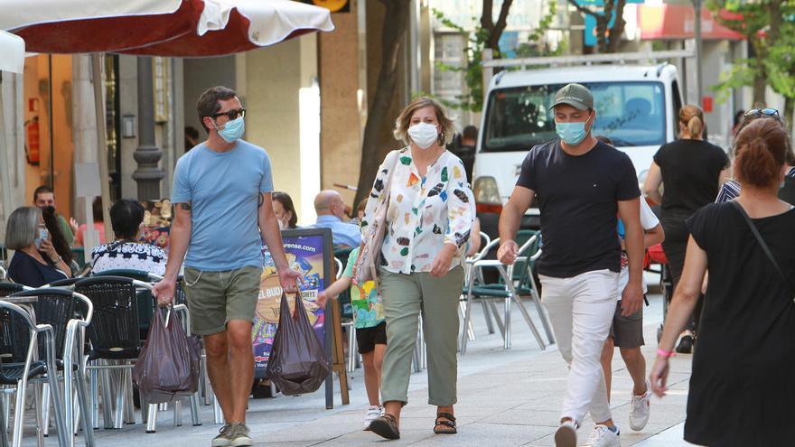 Personas paseando por Ourense con mascarilla. // Iñaki Osorio