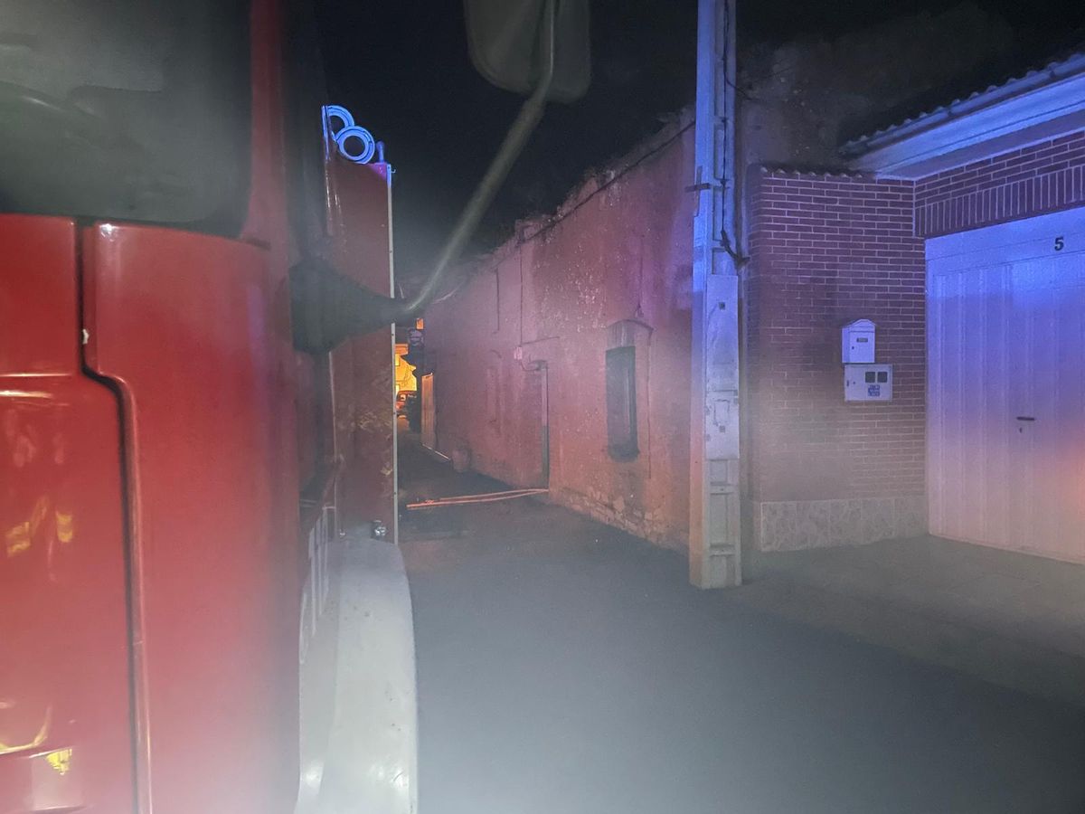 Intervención de los bomberos para extinguir el fuego de la vivienda de Olmillos.