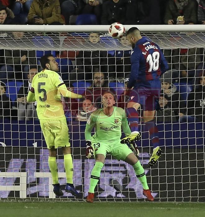 Levante 2 - FC Barcelona 1 - Érick Cabaco ante Jasper Cillessen marca el primer gol para el Levante durante el partido de ida de octavos de final de Copa del Rey entre el Levante y el FC Barcelona