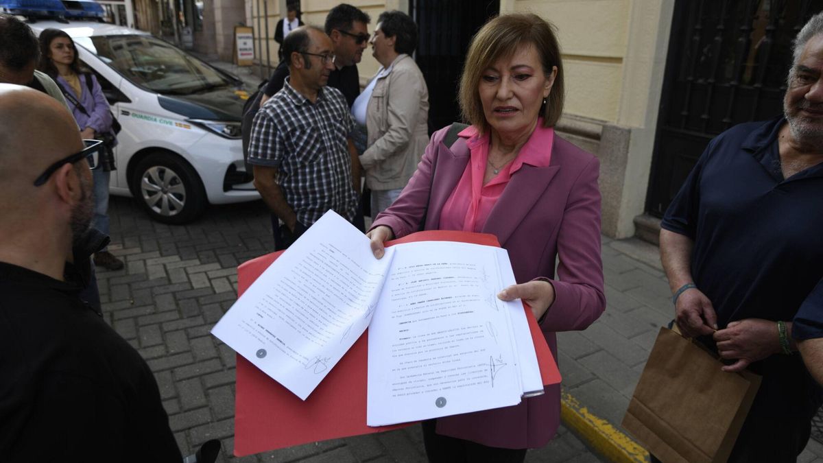 Ana Morillo, de Viriatos, muestra el texto de la denuncia