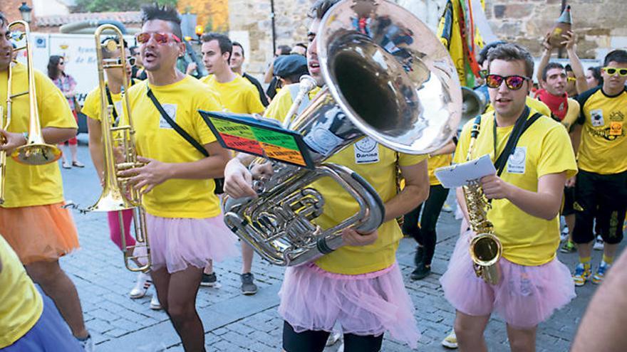 Una de las charangas anima las calles de Benavente en la pasada edición de las fiestas. |