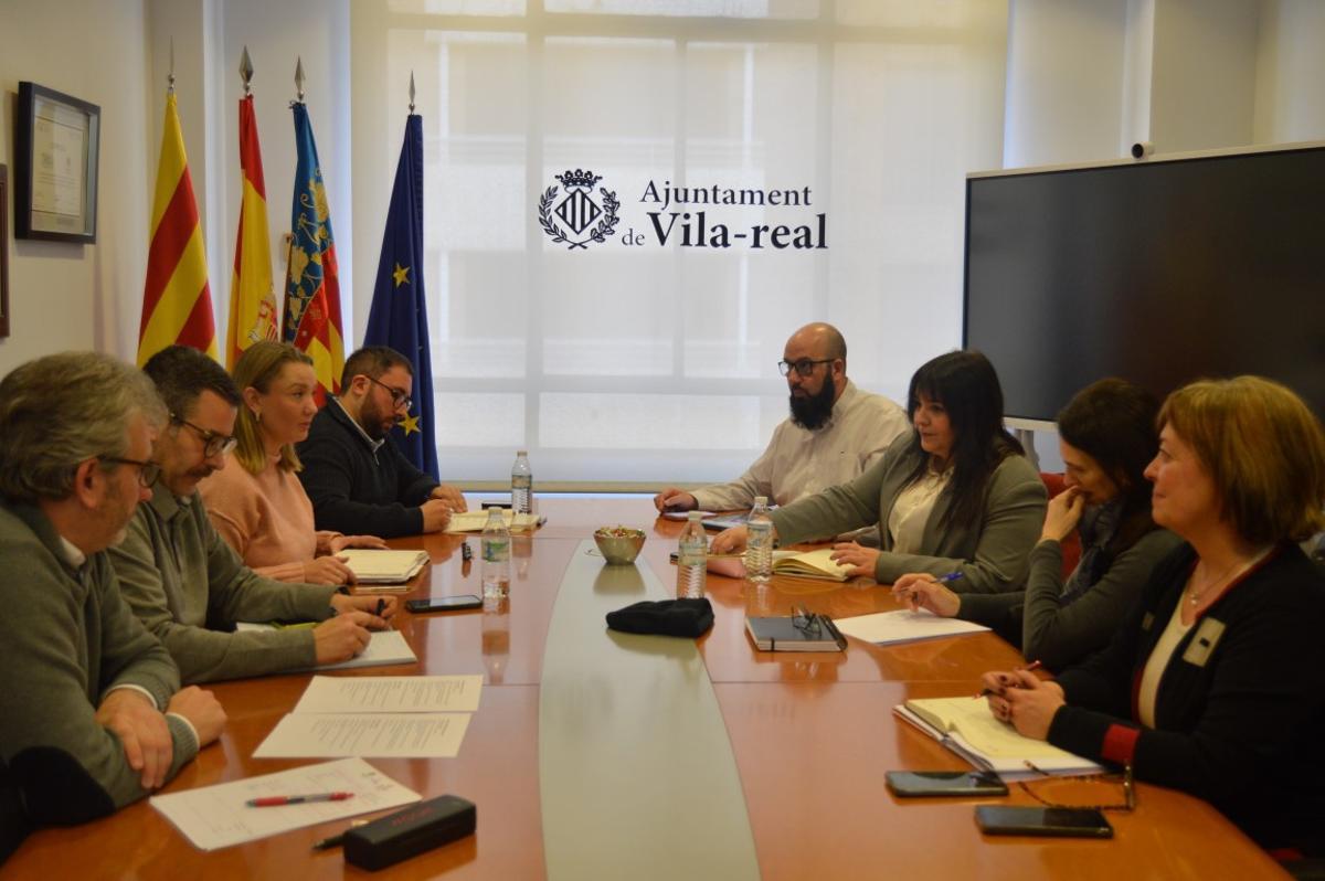 Concejales y técnicos municipales durante la reunión de coordinación para preparar los actos del 150 aniversario del nacimiento de Carles Sarthou Carreres en Vila-real.