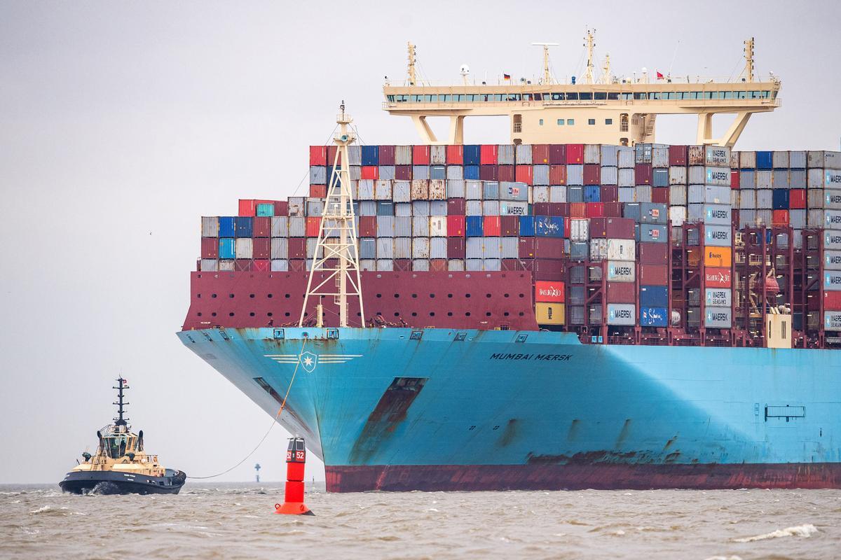 Archivo - 04 February 2022, Bremen, Bremerhaven: The Mumbai Maersk container ship arrives at Bremerhaven port. The ship was freed after it ran aground near the North Sea island of Wangerooge. Photo: Sina Schuldt/dpa