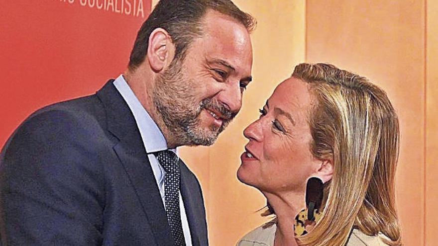 Ana Oramas y José Luis Ábalos en los contactos del PSOE en busca de apoyos.