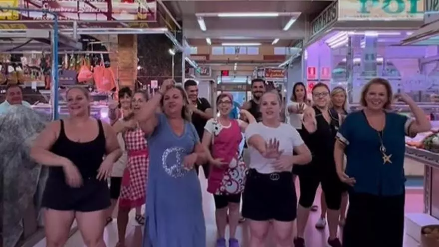 Los vendedores del Mercat del Cabanyal bailan entre fruta y verdura 'Despechá' de Rosalía