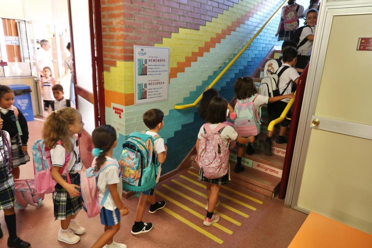 Niños a la entrada del colegio en el inicio de las clases del curso 2025/2026, en Alcobendas, Madrid, el 8 de septiembre de 2025.