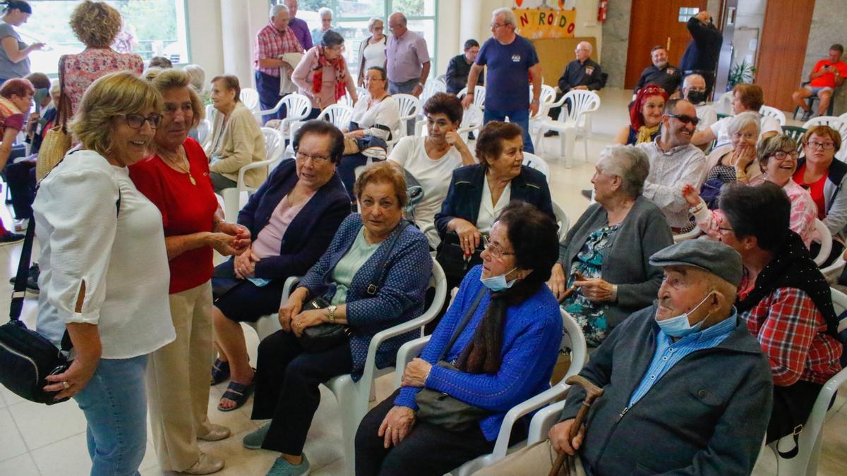 Muchos vecinos se acercaron al local de la asociación para conocer el plan para el nuevo curso.