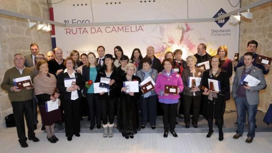 Los premiados, junto con las autoridades, en el Concurso de la Camelia, ayer en Pontevedra.  // Noe Parga