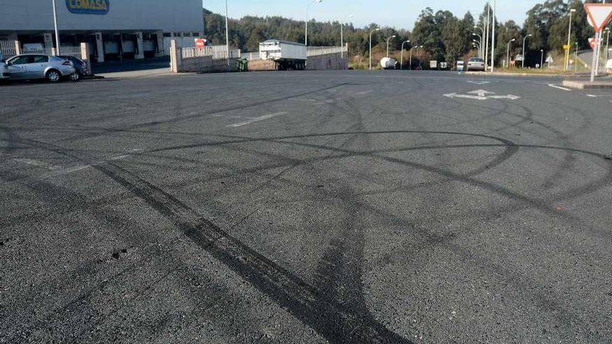 Marcas de frenazos y derrapajes en el aparcamiento donde se colocarán &quot;lombos&quot;. // R. Vázquez