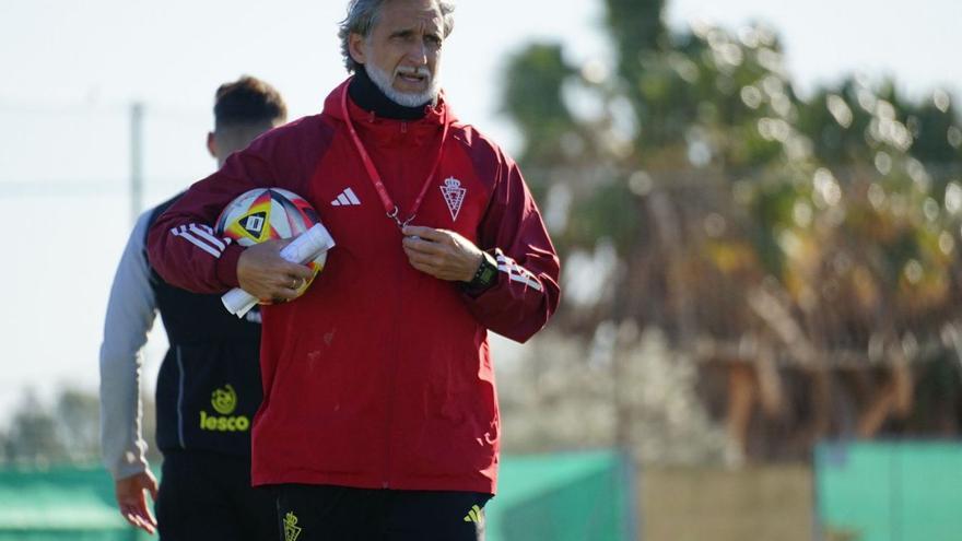 Pablo Alfaro, técnico del Real Murcia, durante un entrenamiento.  | PRENSA REAL MURCIA