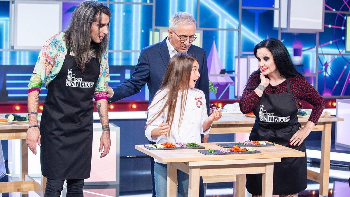 Alaska y Mario Vaquerizo con Xavier Sardà y Esther de 'Masterchef Junior 5' en 'Juego de niños'