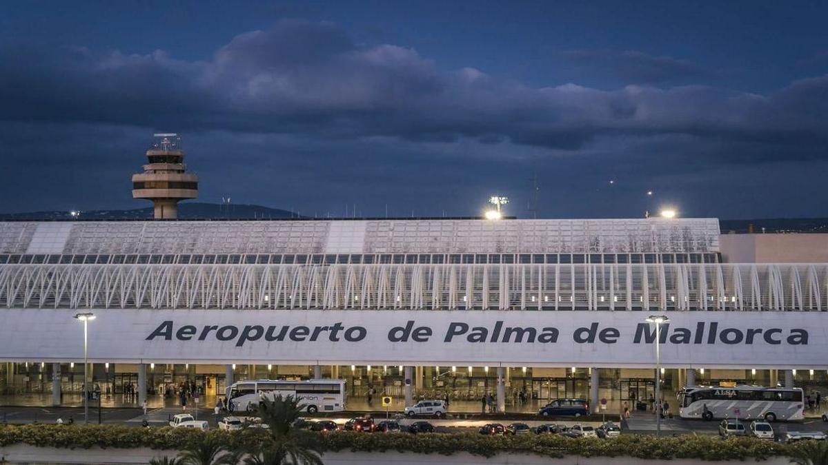 Solo queda esperar cuándo Aena procederá a actualizar el nombre del aeropuerto de Palma en su fachada.