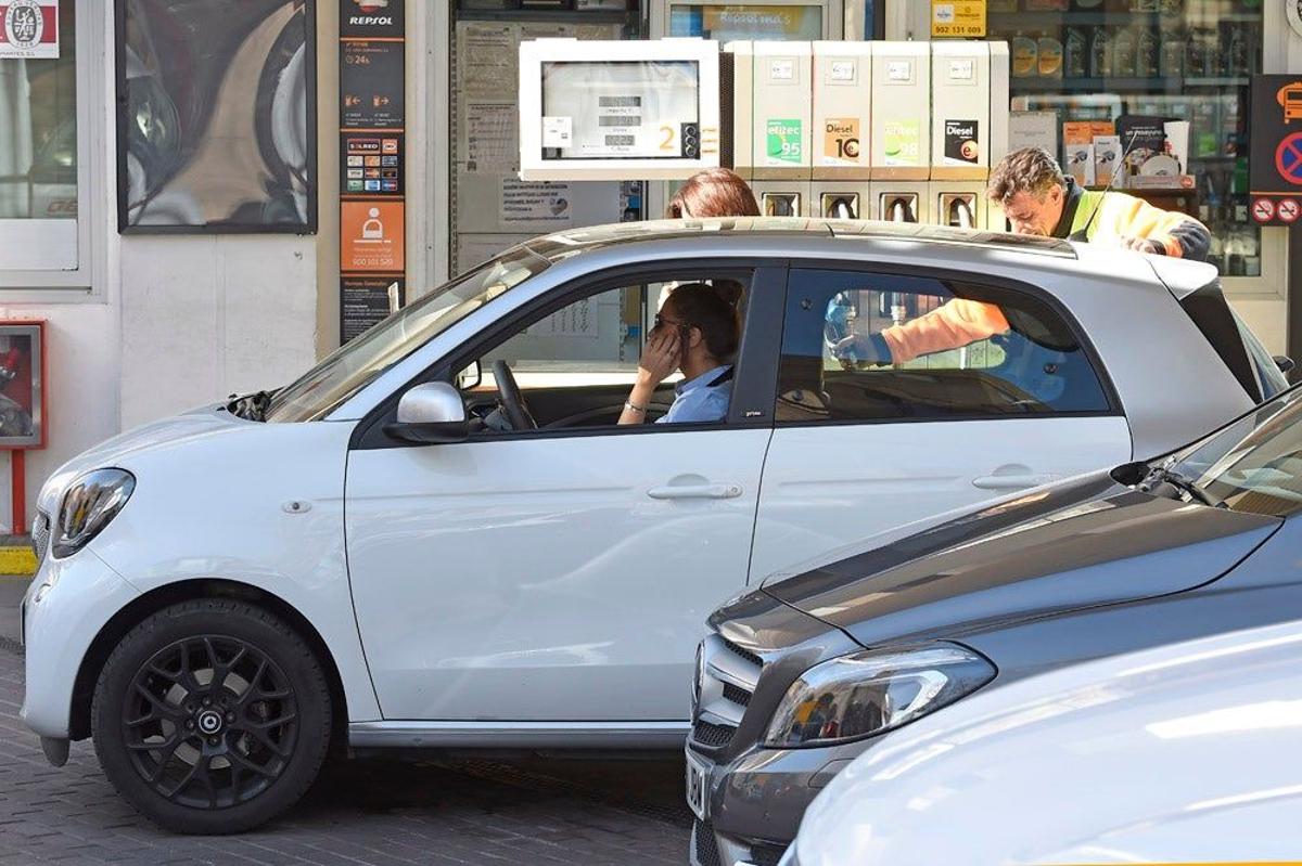 Paula Echevarría echando gasolina