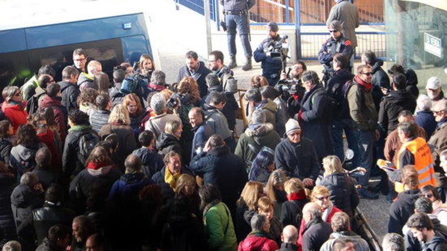 Pla general d&#039;alguns dels concentrats davant de la comissaria de la policia espanyola