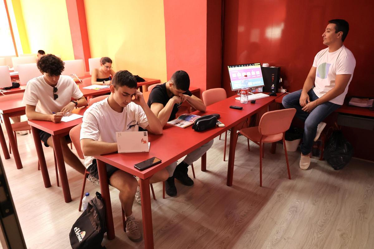 Un profesor de autoescuela da clases a sus alumnos, este lunes por la tarde en Murcia.