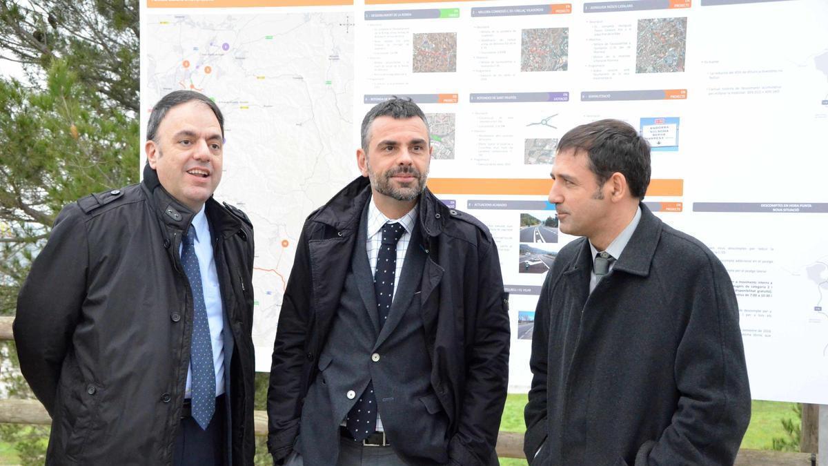 El conseller Santi Vila (al mig) el desembre del 2014, quan va anunciar els nous descomptes