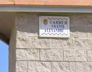 Alicante mantiene más de cien placas de calles con errores en el nombre