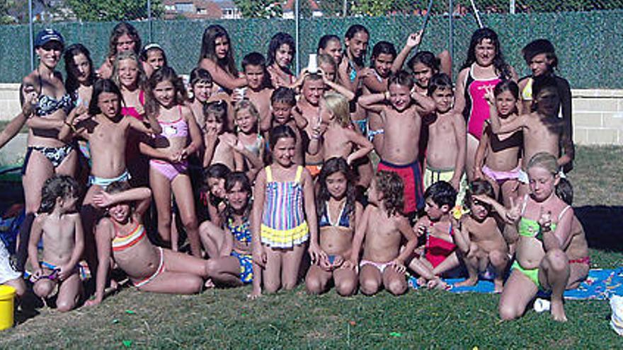 Los pequeños de San Pedro de Ceque cierran en la piscina el programa de actividades del verano.