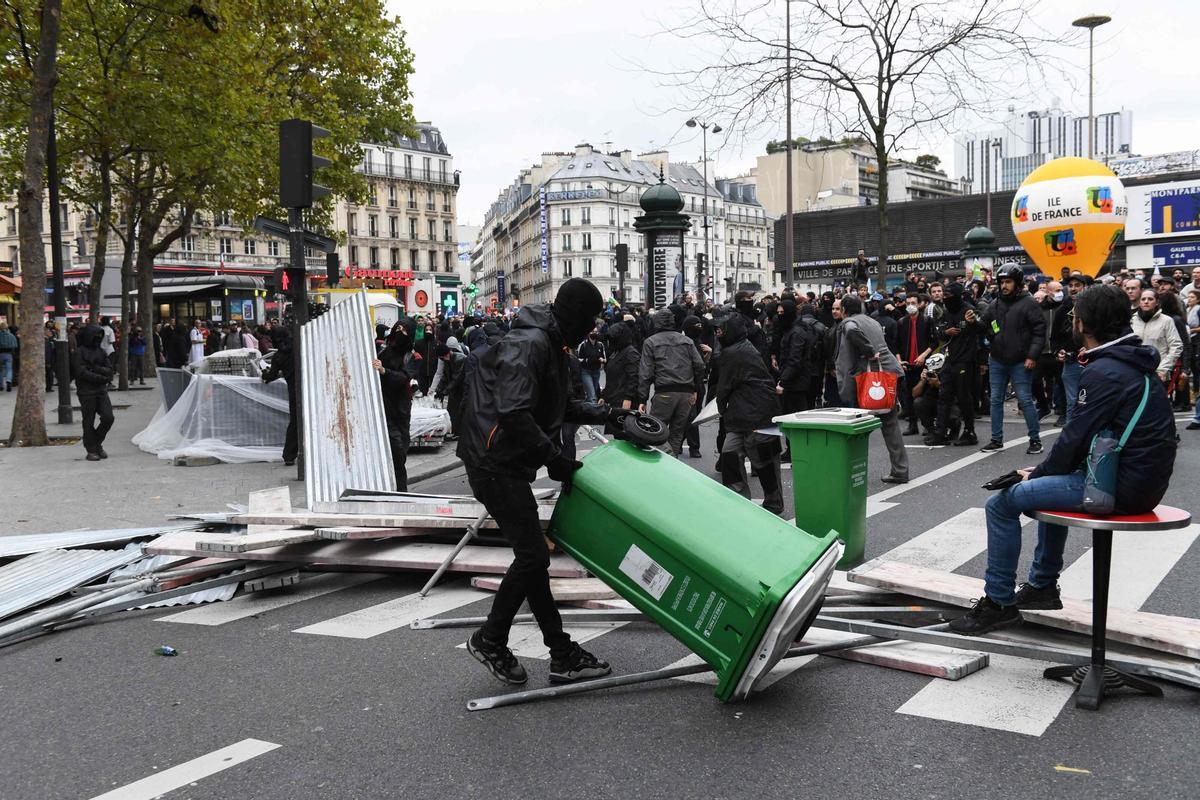 Los manifestantes construyen una barricada mientras se producen enfrentamientos con la policía antidisturbios durante una manifestación en París, el 18 de octubre de 2022.