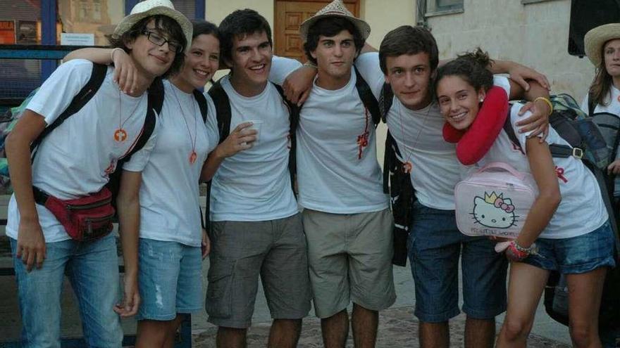 Jóvenes peregrinos realizando el Camino Portugués.