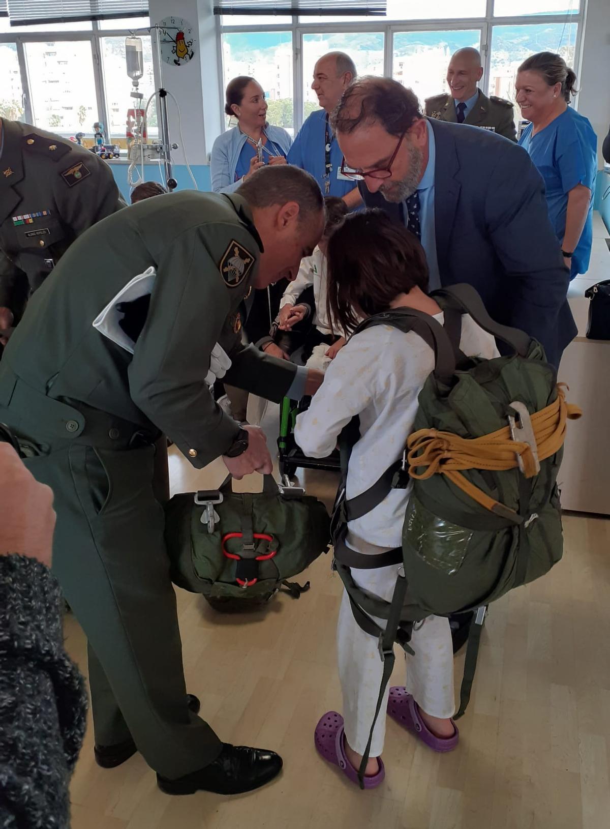 Visita de la Brigada paracaidista Almogávares VI y las Reales Cofradías Fusionadas al Materno Infantil