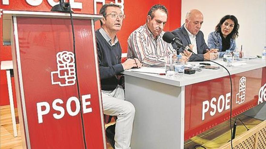 cargos dEl PSOE presentaN en pozoblanco los presupuestos de la junta de andalucia para el año 2017