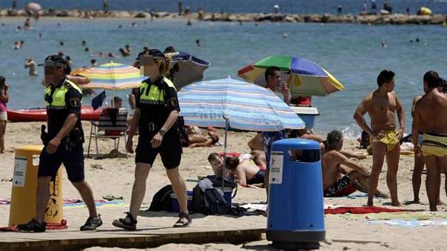 Dos policías locales en la playa del Postiguet, ayer.