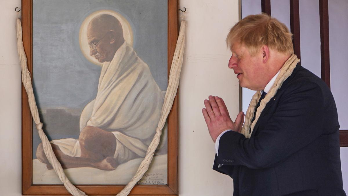 Boris Johnson ante un retrato de Gandhi, durante su visita a la India.