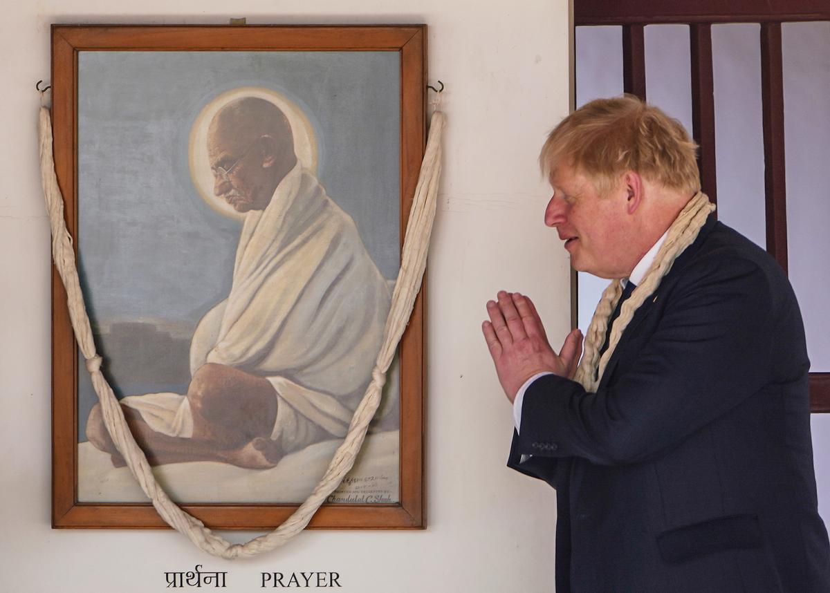 El primer ministro británico, Boris Johnson, ante un retrato de Gandhi durante su visita a la India, este jueves.
