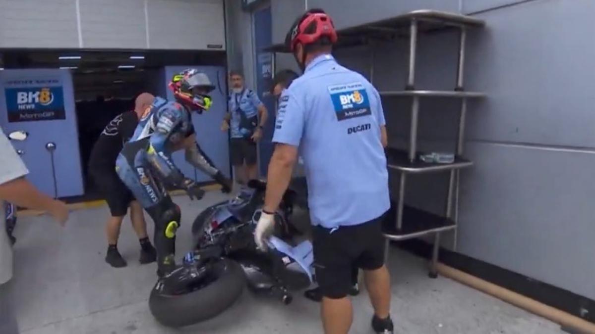 Fermín Aldeguer protagonizó una aparatosa caída en el 'paddock'
