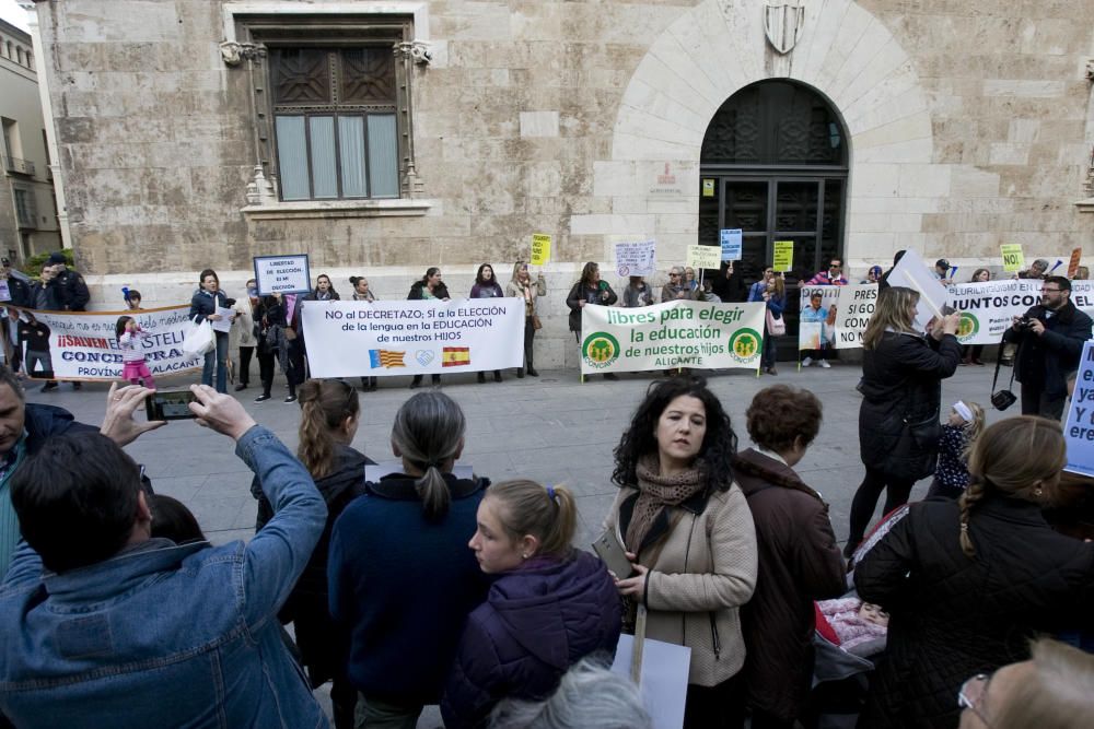 Manifestación en València contra el plurilingüismo