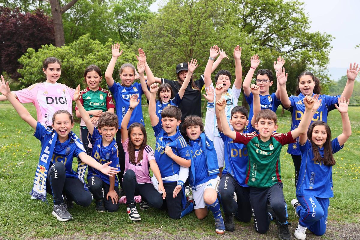 EN IMÁGENES: Los alumnos del colegio École se visten de azul para apoyar al Real Oviedo