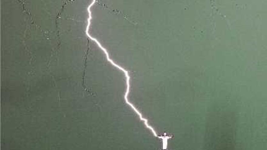 Els llamps trenquen un dit a l&#039;estàtua del Crist Redemptor