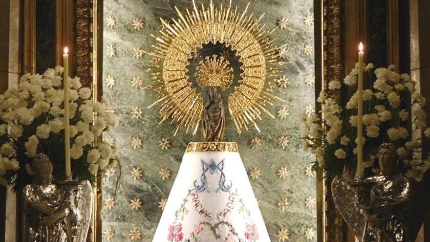 El manto que luce hoy la Virgen, con un «Gracias Madre»,