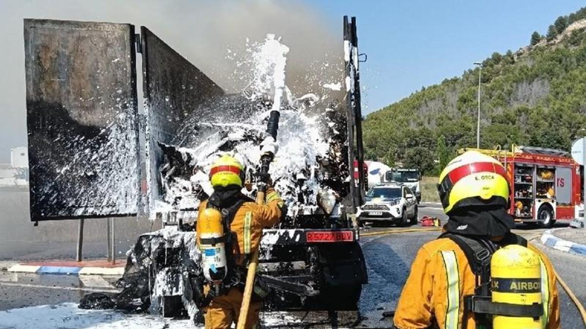 Los bomberos sofocan el fuego que calcinó los residuos que transportaba el camión