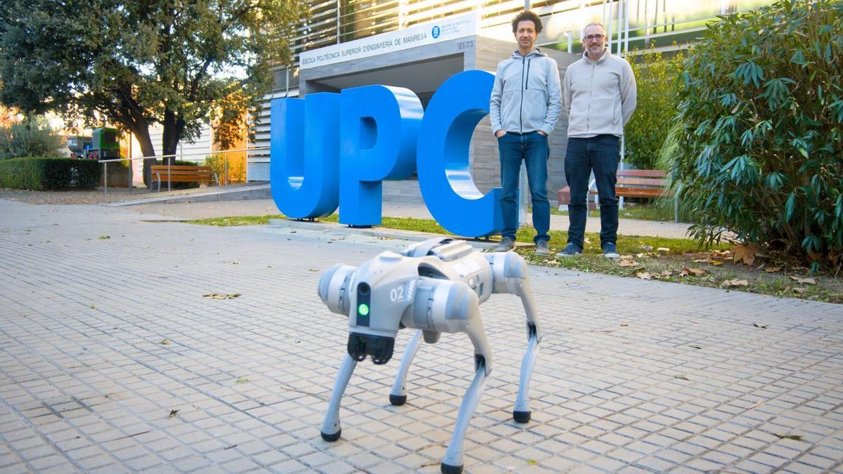 Linus Manubens-Gil i  Ilker Demirkol, professors de la UPC Manresa,  amb un prototip del projecte