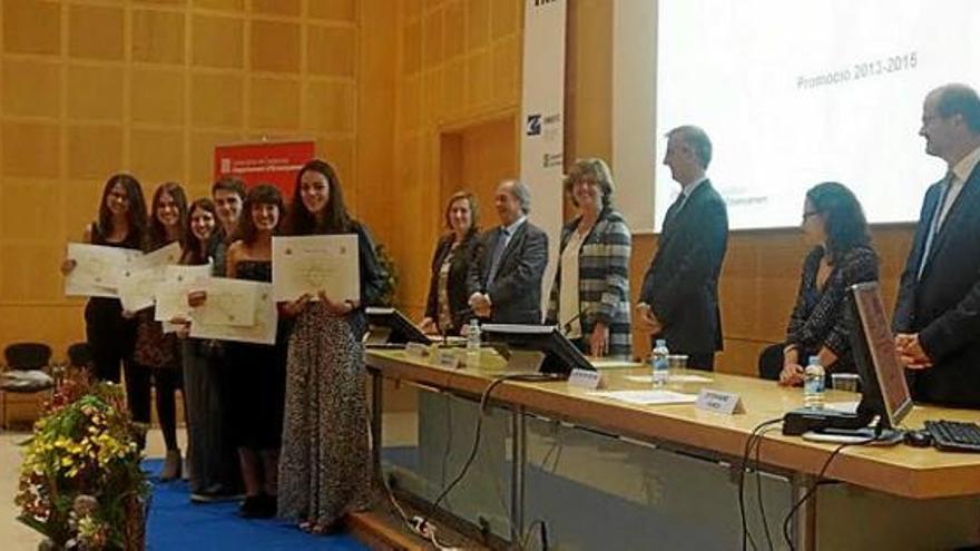 Cinc dels nou graduats de Sant Fruitós, després de rebre el diploma