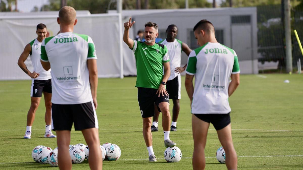 Iván Ania da indicaciones a sus futbolistas durante una sesión del 'stage' de 2025 en Oliva.