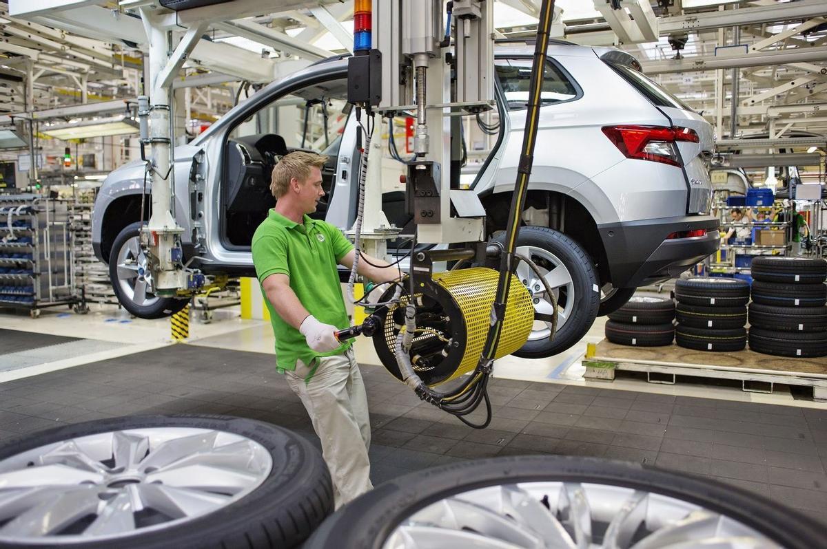 Archivo - Fábrica de vehículos.