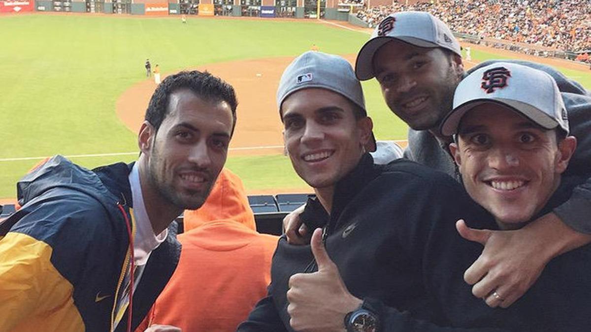 Busquets, Bartra, Iniesta y Masip, en el AT&amp;T PArk de San Francisco, donde presenciaron un partido de béisbol.