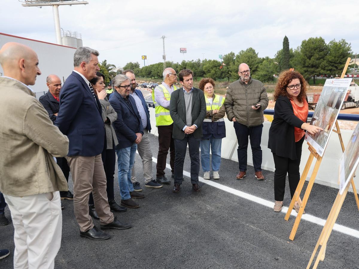 La directora general explica las obras realizadas en el puente.