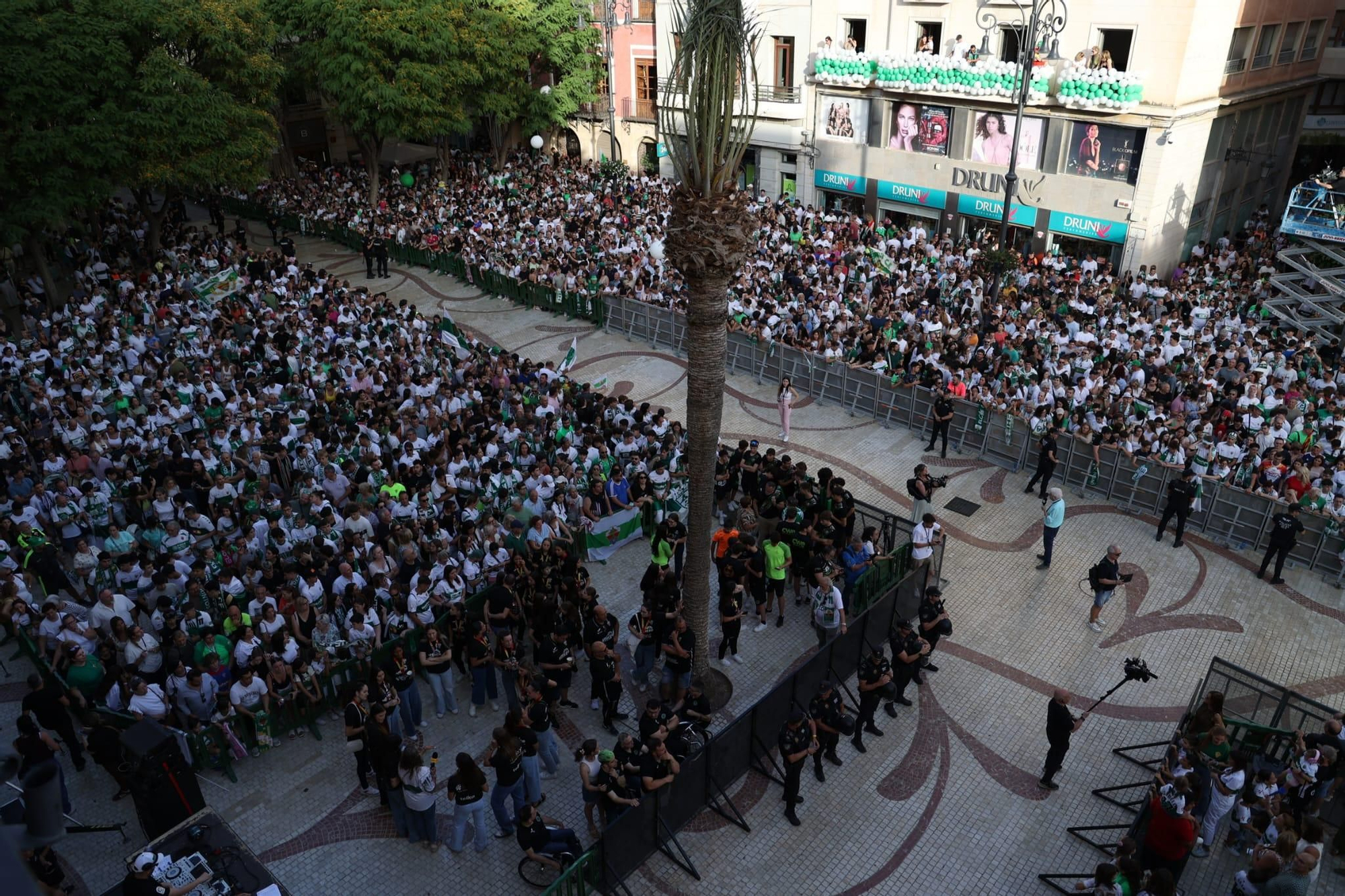 El Elche CF celebra el ascenso a Primera con una rúa en autobús hasta la Plaça de Baix