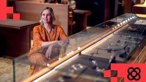 Retrato de la nueva generación de la joyería Sant en su traslado al Eixample, con Caroline Sant Chalois al frente, en el interior de la tienda.