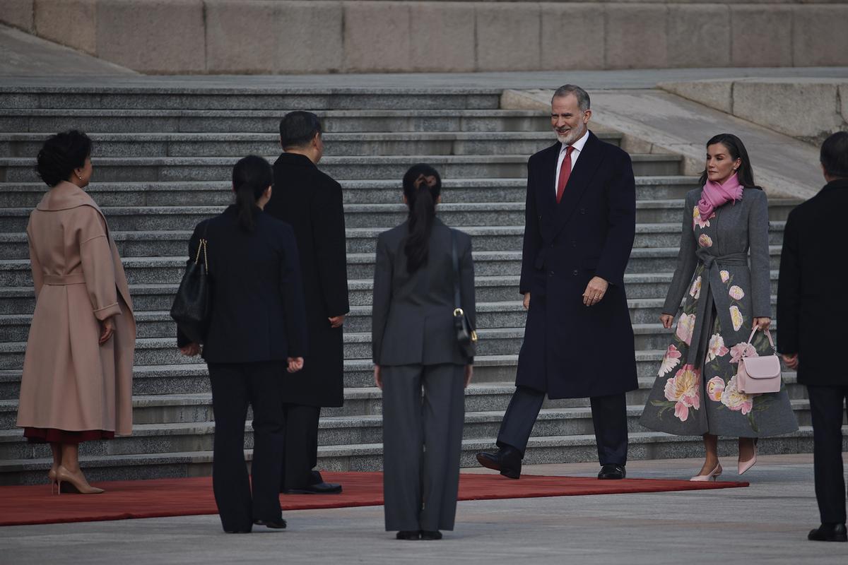 Los reyes Felipe y Letizia participan en una ofrenda floral en Pekín