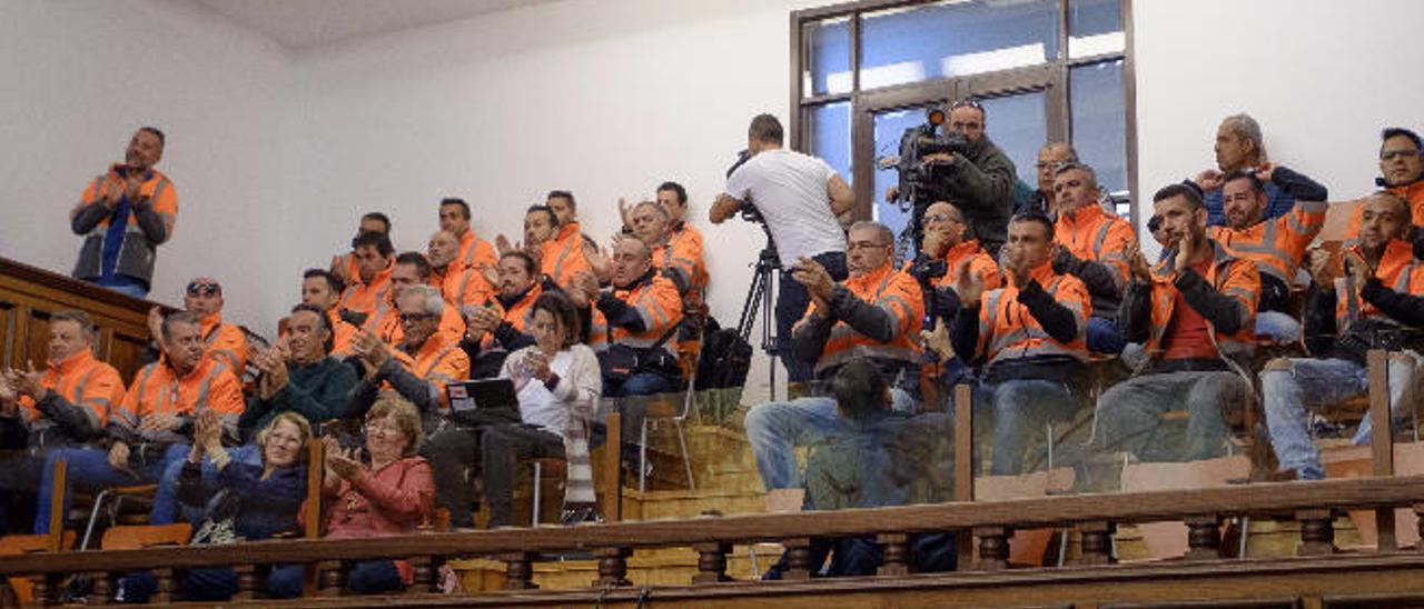 Representantes de los estibadores portuarios en el Pleno del Cabildo del pasado mes de febrero.