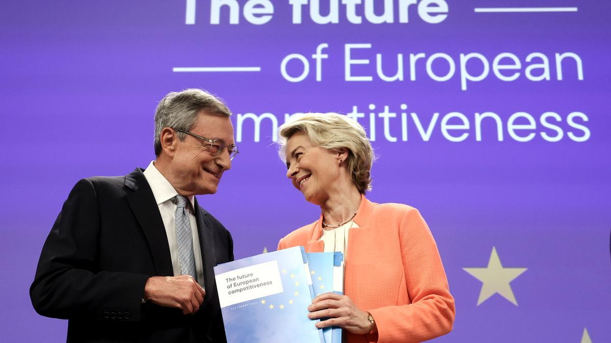 Mario Draghi entrega su informe sobre la competitividad en la UE a la presidenta de la Comisión Europea.