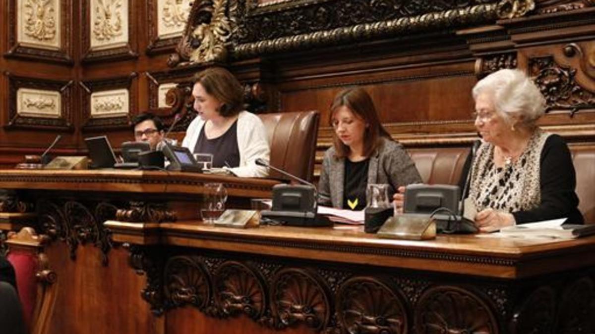 La alcaldesa, Ada Colau, durante el pleno.