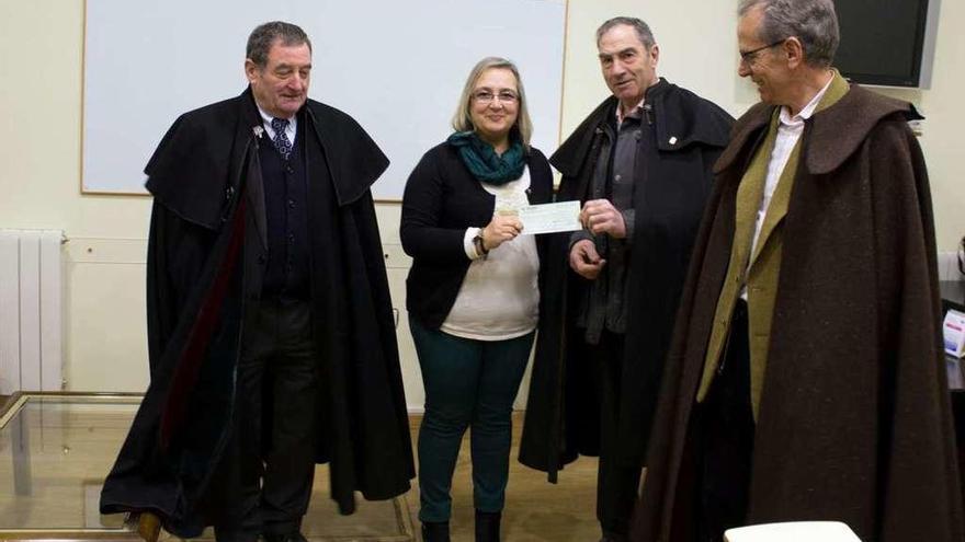 Amalia Martínez, de Cáritas, recibe el cheque de la recaudación de la gala organizada por Amigos de la Capa